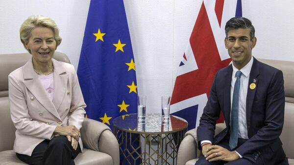 European Commission President Ursula von der Leyen, left, and British Prime Minister Rishi Sunak meet during the COP27 climate summit in Sharm el-Sheikh, Egypt, Nov. 7, 2022 - Sputnik International