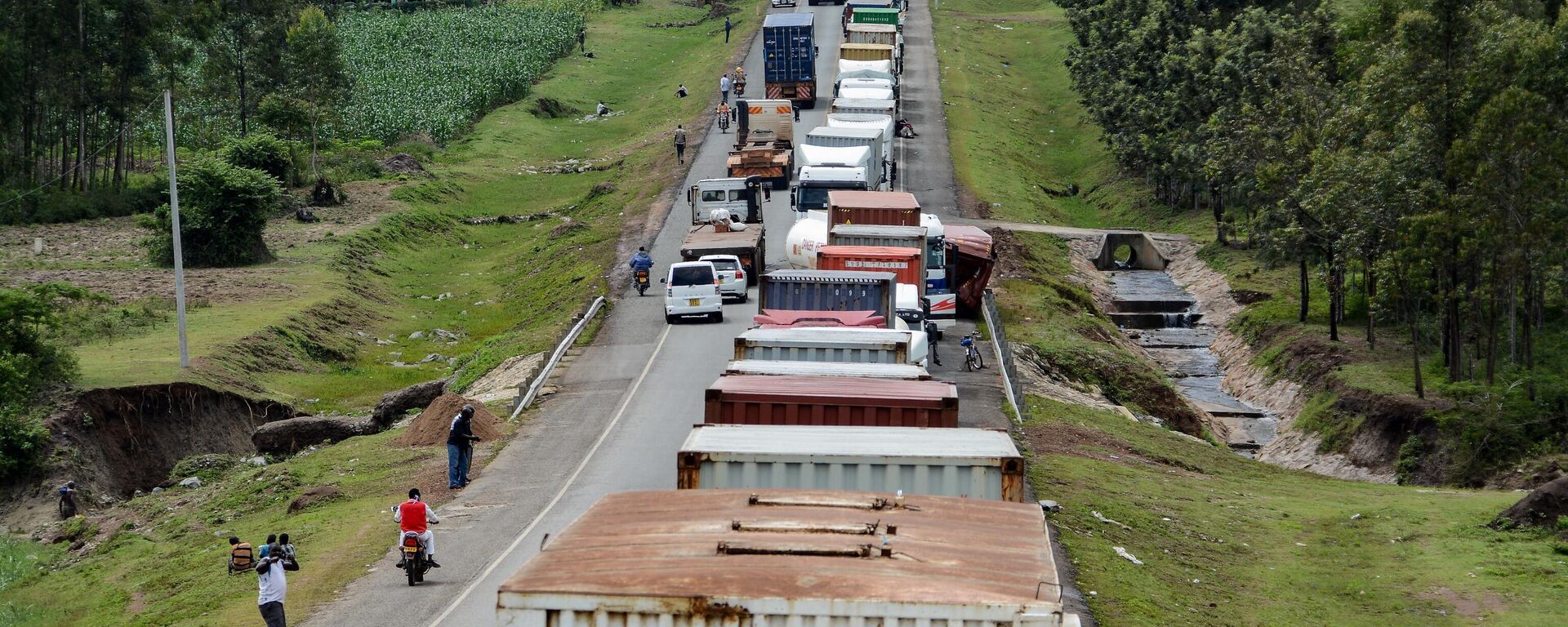 Trucks wait in a line on the road to enter Uganda in Malaba, a city bordering with Uganda, western Kenya, on April 29, 2020 - Sputnik International, 1920, 27.02.2023