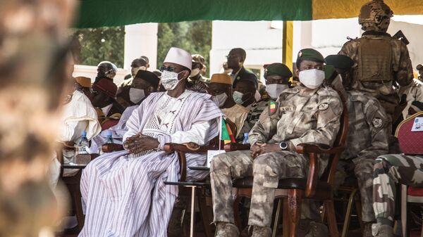 Malian Prime Minister Choguel Kokalla Maпga (C-L) and transitional Malian President Assimi Goita (C-R) wait for the militia parade during the ceremony celebrating the army's national day, in Kati, on January 20, 2022 - Sputnik International