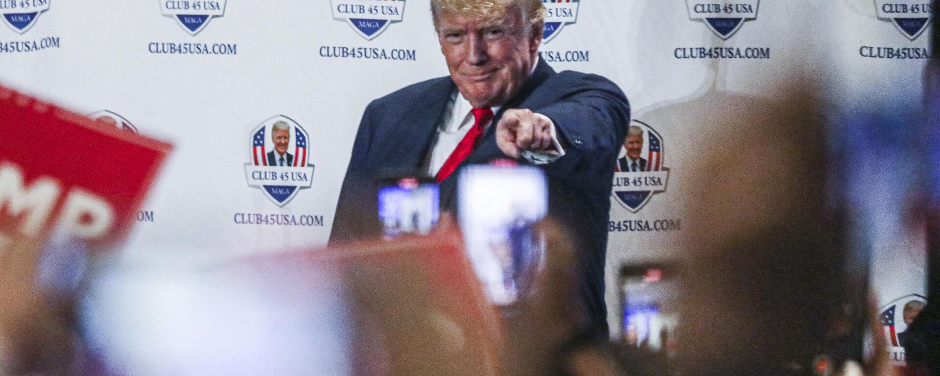 Former US President Donald Trump gestures to supporters during Trump's President Day event at the Hilton Palm Beach Airport in West Palm Beach, Florida, on February 20, 2023 - Sputnik International, 1920, 21.03.2023