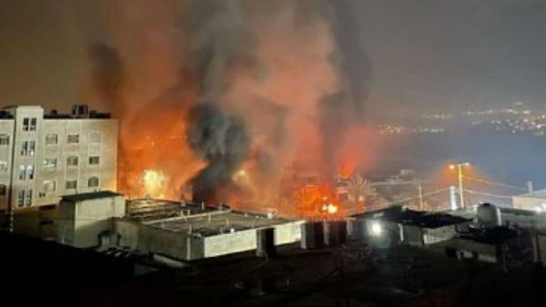 Palestinian buildings burn in the Nablus neighborhood of Huwara during attacks by Jewish settlers on February 26, 2023 - Sputnik International