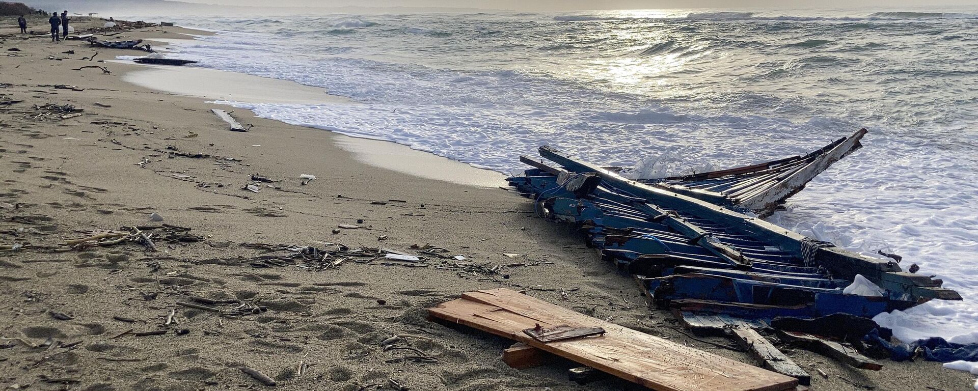 Wreckage of a capsized boat washed ashore at a beach near Cutro, southern Italy, Monday, Feb. 27, 2023. - Sputnik International, 1920, 01.03.2023