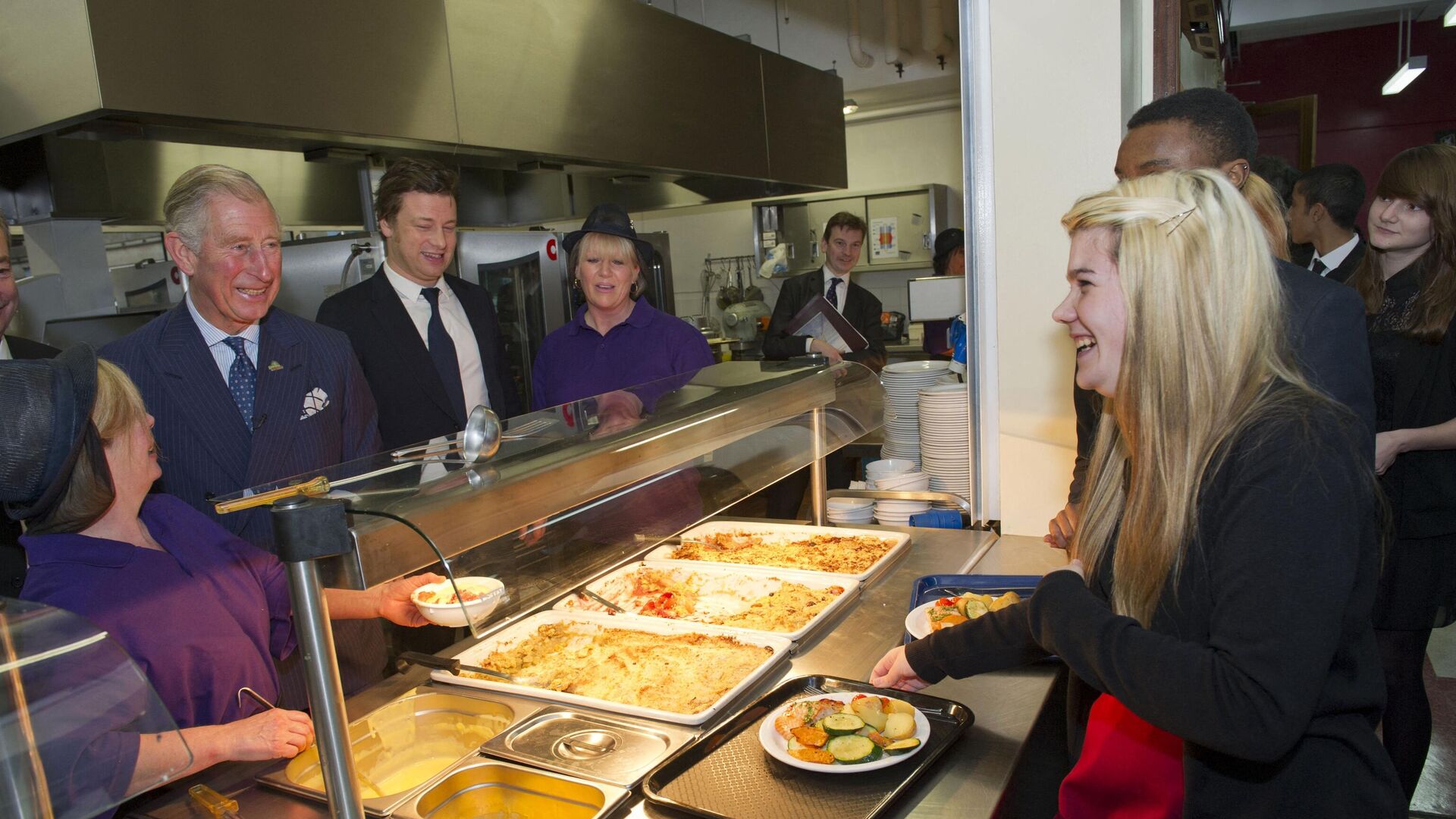Prince Charles, the Prince of Wales (2-L) serves up school dinners as British TV Chef and food education advocate Jamie Oliver (3-L) - Sputnik International, 1920, 01.03.2023