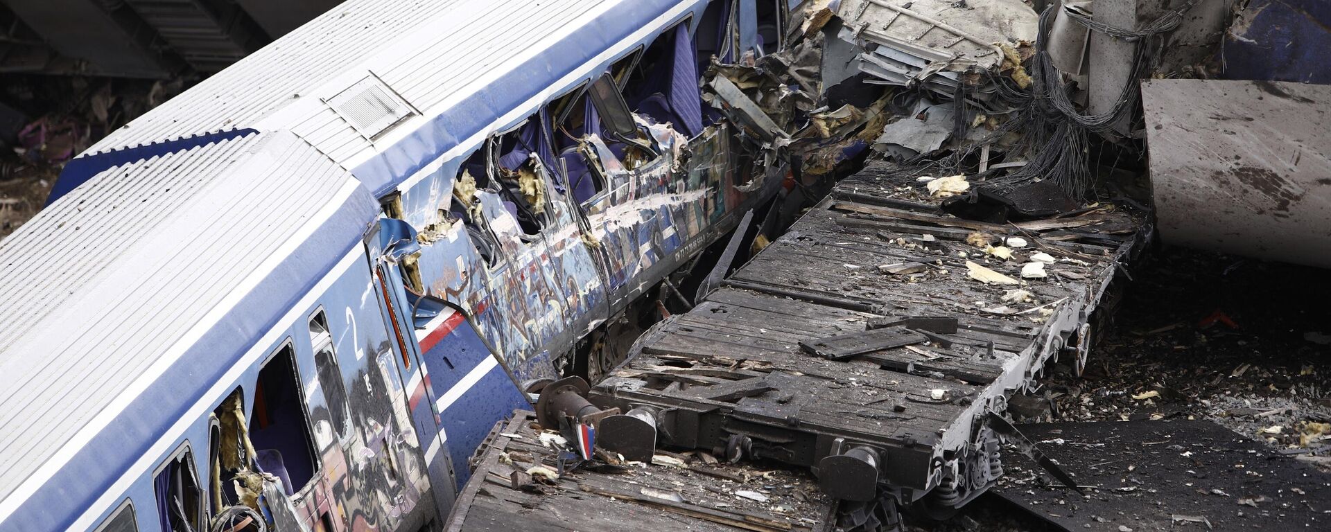 Debris of trains lie on the rail lines after a collision in Tempe, about 376 kilometres (235 miles) north of Athens, near Larissa city, Greece, Wednesday, March 1, 2023. A passenger train carrying hundreds of people, including many university students returning home from holiday, collided at high speed with an oncoming freight train before midnight on Tuesday. - Sputnik International, 1920, 01.03.2023