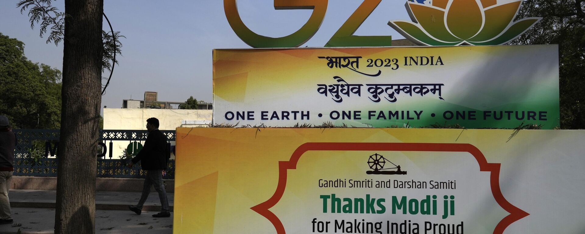 A commuter walks past a G20 logo at a crossing in New Delhi, India, Tuesday, Feb. 28, 2023. - Sputnik International, 1920, 02.03.2023