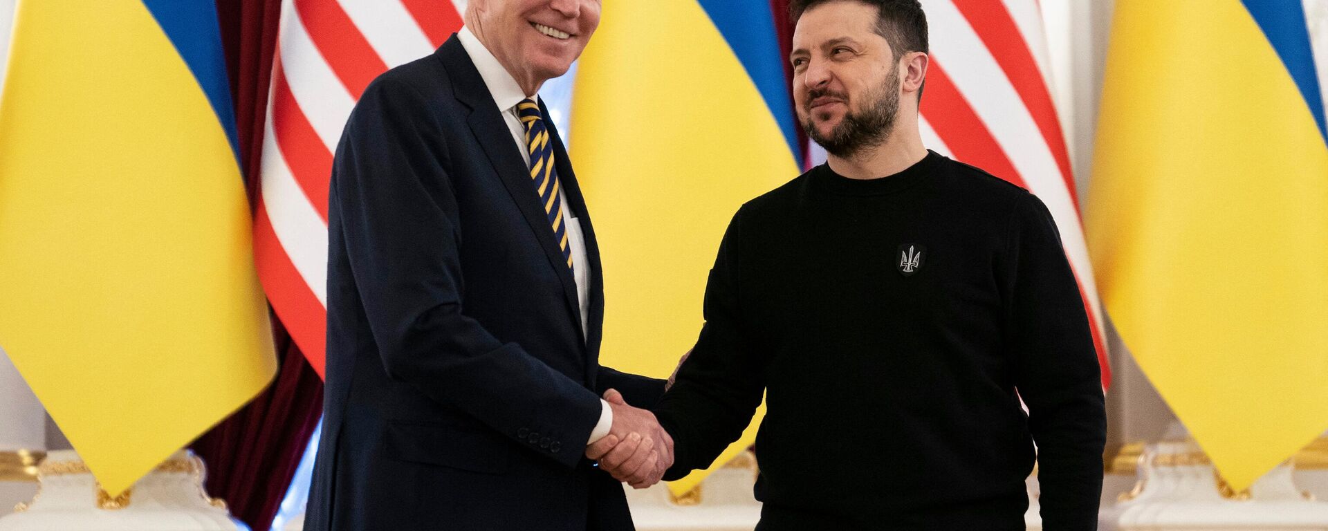 President Joe Biden (L) shakes hands with Ukrainian President Volodymyr Zelensky at the Mariinsky Palace in Kyiv on February 20, 2023. - Sputnik International, 1920, 02.03.2023