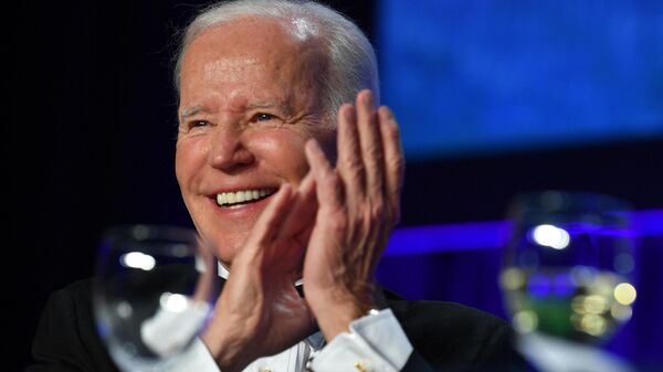 US President Joe Biden laughs at White House Correspondents’ Association gala on April 30, 2022. - Sputnik International