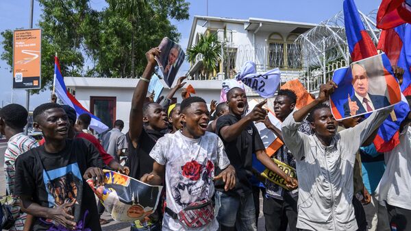 Protesters waving Russian flags gather in front of the French Embassy in Kinshasa on March 1, 2023 for a demonstration against the visit to the Democratic Republic of Congo of French President Emmanuel Macron - Sputnik International