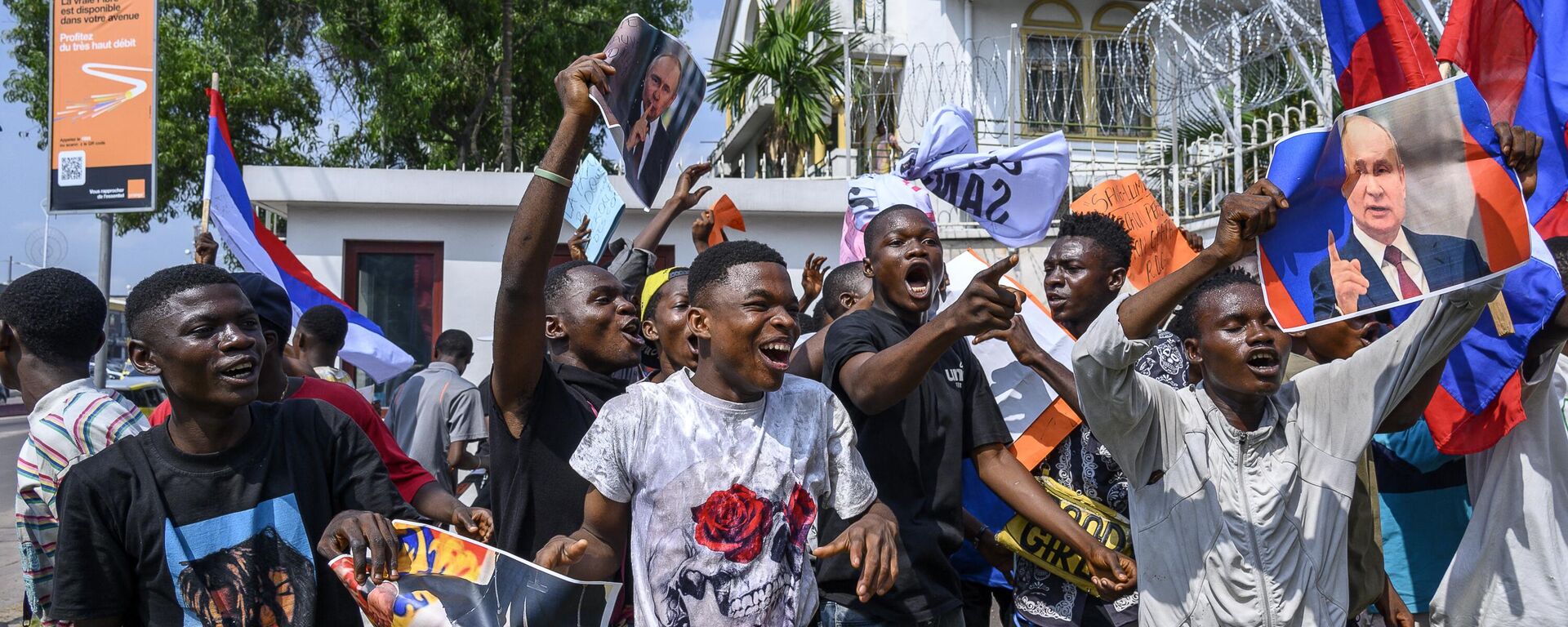 Protesters waving Russian flags gather in front of the French Embassy in Kinshasa on March 1, 2023 for a demonstration against the visit to the Democratic Republic of Congo of French President Emmanuel Macron - Sputnik International, 1920, 02.03.2023