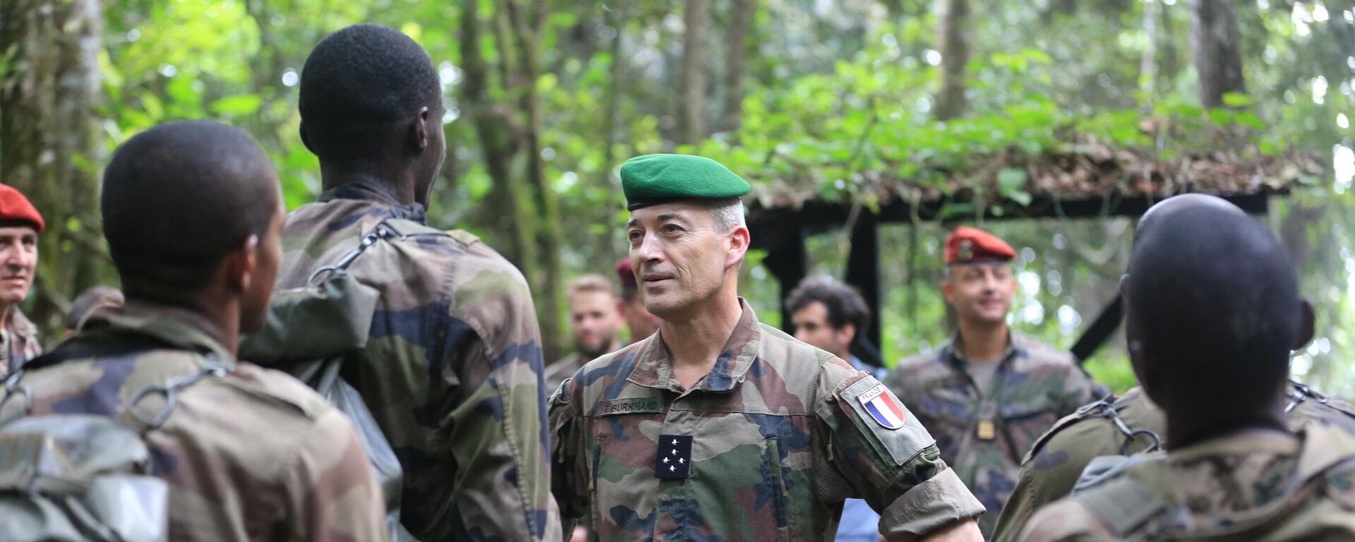 General Thierry Burkhard, French Army Chief of the Defence Staff, talks on April 15, 2022 to a group of soldiers from Cameroon, Chad, Gabon, Democratic republic of Congo, Republic of Congo and Central African Republic taking part in a training at the Raponda Walker Arboretum forest in Akanda, Gabon - Sputnik International, 1920, 02.03.2023