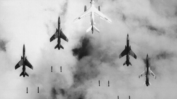 Пилоты F-105 Thunderchief ВВС бомбят военную цель сквозь низкие облака над южной частью Северного Вьетнама. 14 июня 1966 года - Sputnik International