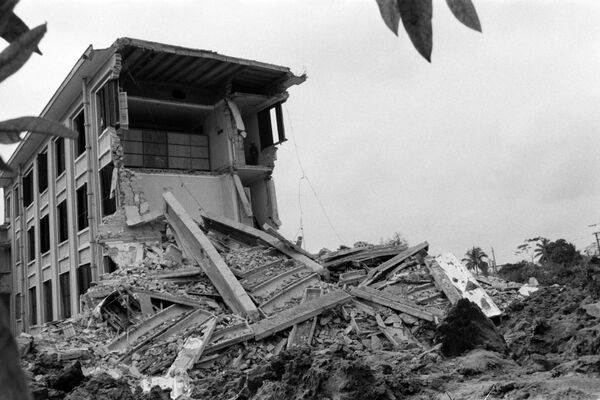 Крыло здания профсоюзов, разрушенное после налета США на южную часть Ханоя во время вьетнамской войны,  1966  год - Sputnik International