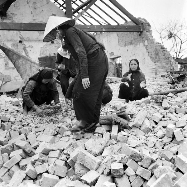 Жители Фат-Дьема среди руин монастыря, разрушенного американской бомбардировкой 11 марта 1968 года - Sputnik International