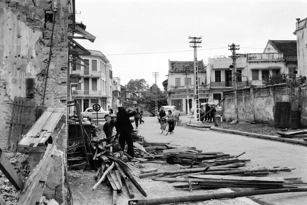 Разрушенные дома на улицах Ханоя после ракетного налета США во время вьетнамской войны, декабрь 1966 года - Sputnik International