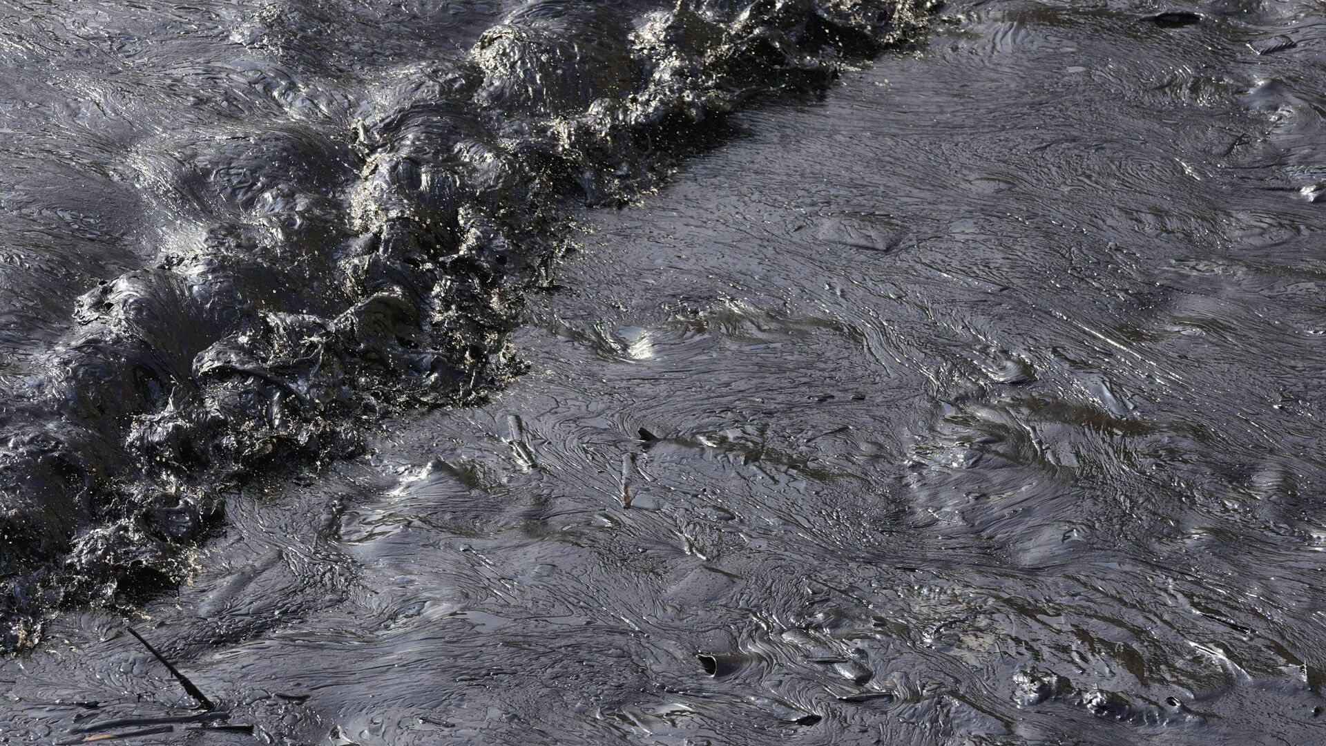 Нефть от разлива покрывает берег на пляже Каверо в Вентанилья, Кальяо, Перу - Sputnik International, 1920, 10.04.2023