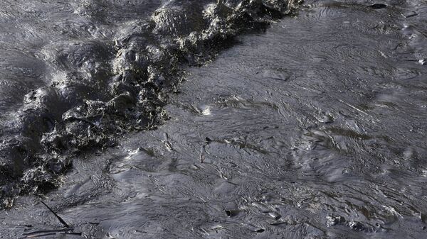 Нефть от разлива покрывает берег на пляже Каверо в Вентанилья, Кальяо, Перу - Sputnik International
