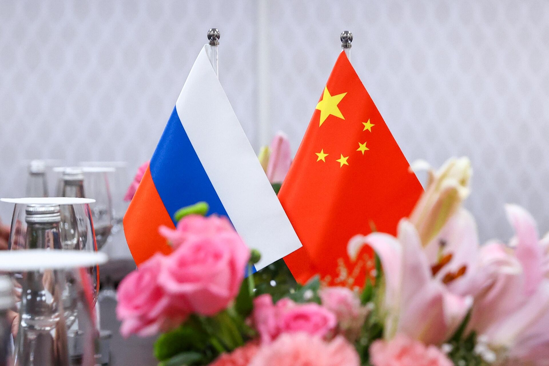 Russian and Chinese flags at the negotiating table during the meeting between Russian Foreign Minister Sergey Lavrov and his Chinese counterpart Qin Gang at the G20 summit in India, March 2, 2023. - Sputnik International, 1920, 02.03.2023