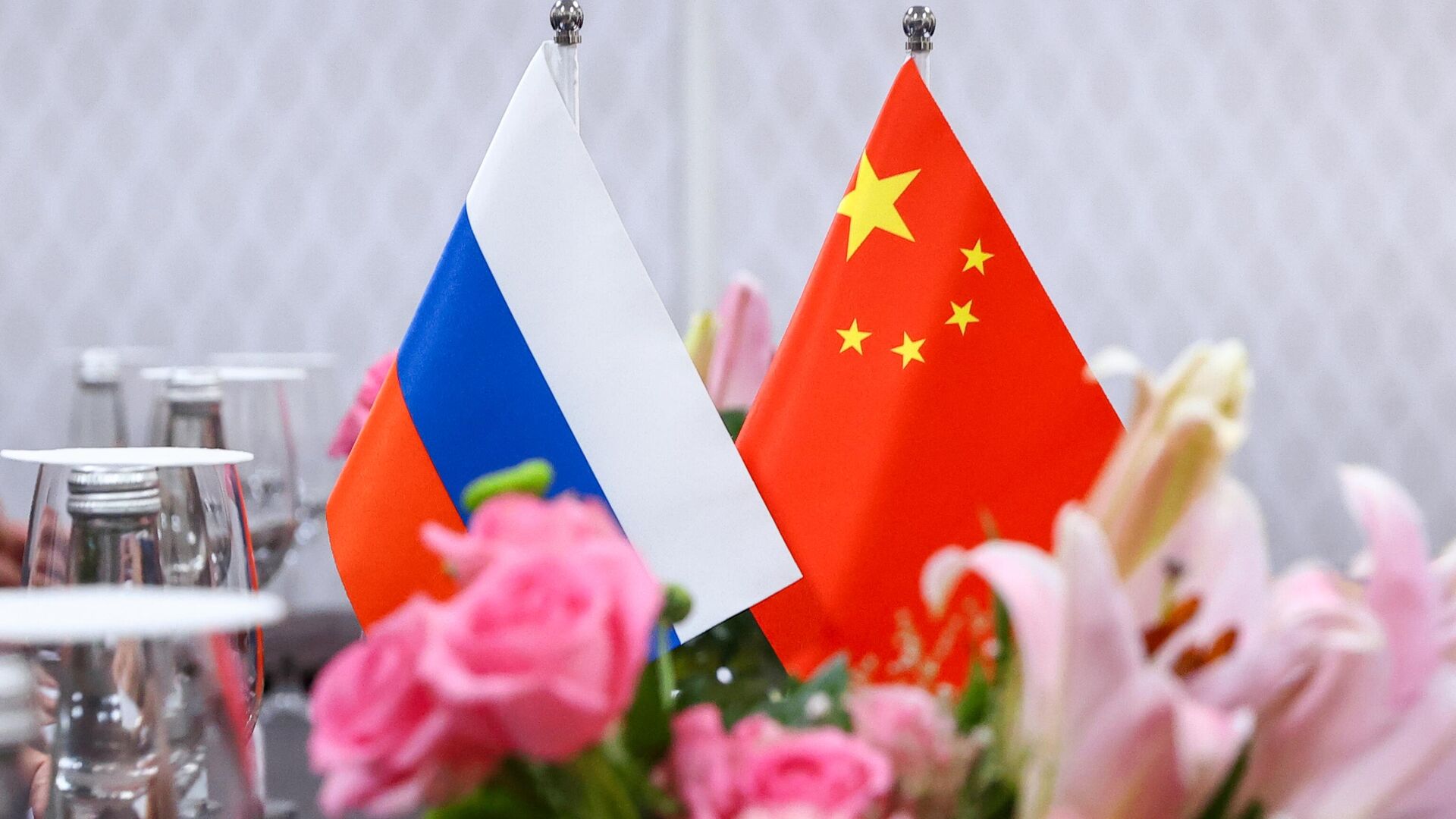 Russian and Chinese flags at the negotiating table during the meeting between Russian Foreign Minister Sergey Lavrov and his Chinese counterpart Qin Gang at the G20 summit in India, March 2, 2023. - Sputnik International, 1920, 24.05.2023