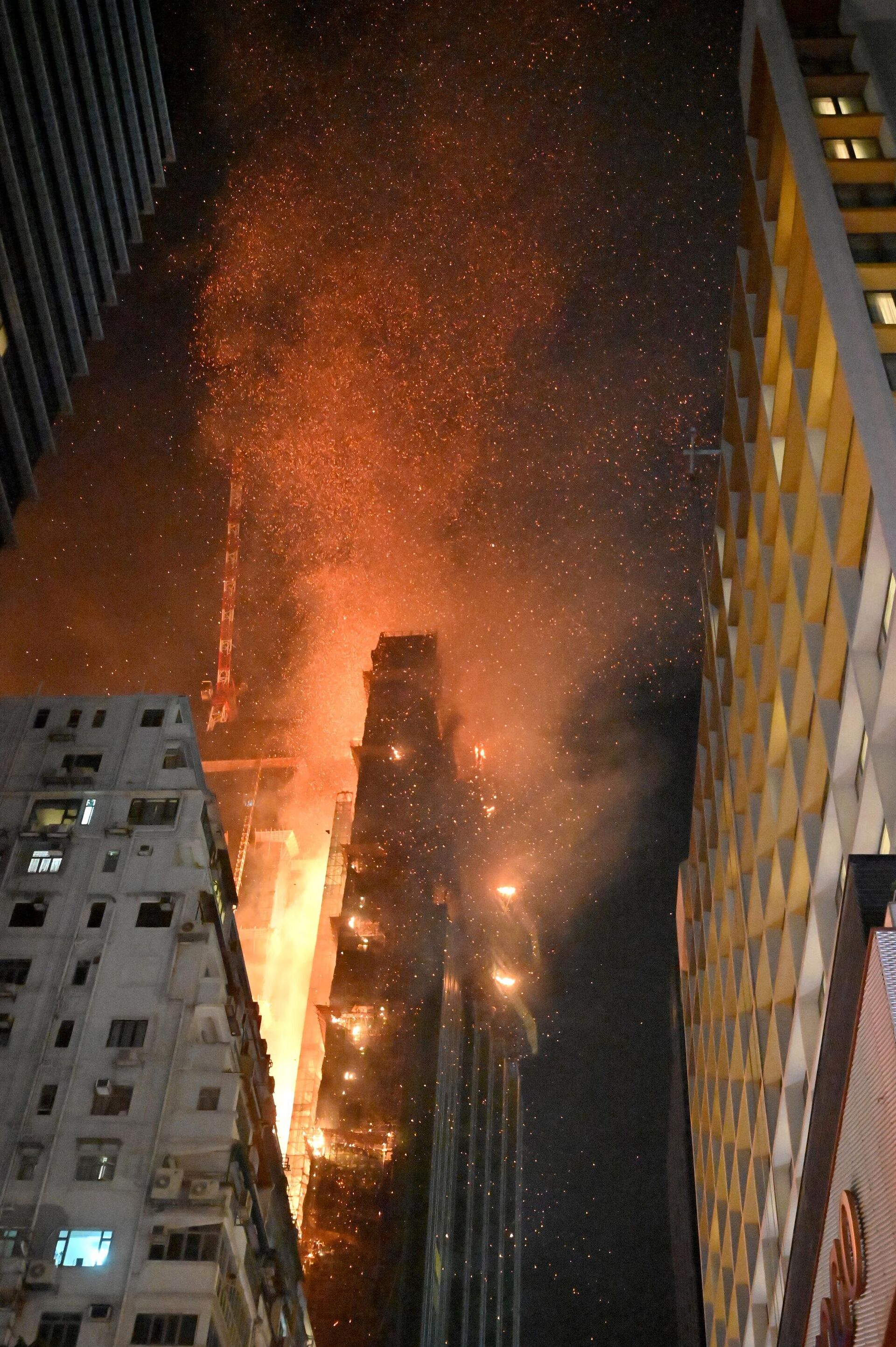 A fire breaks out in an office building in Tsim Sha Tsui, in Hong Kong on early March 3, 2023. - Sputnik International, 1920, 02.03.2023
