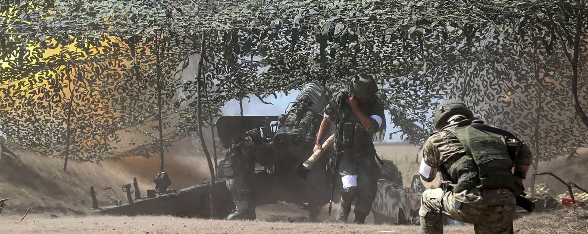 In this handout photo taken from video released by Russian Defense Ministry Press Service on Sunday, Sept. 11, 2022, Russian paratroopers are seen on a mission on the Nikolaev-Krivoy Rog direction in Ukraine. - Sputnik International, 1920, 03.03.2023