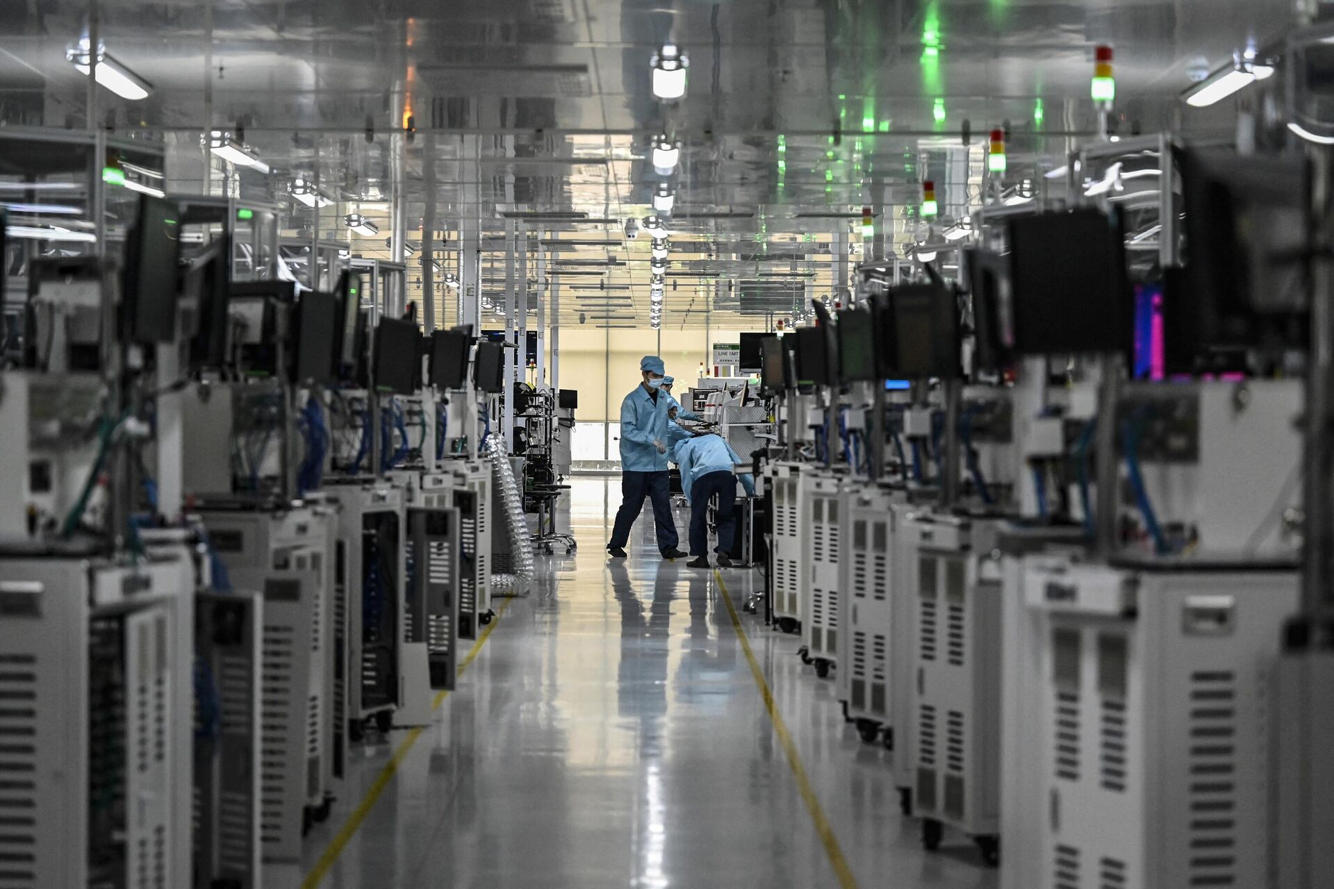 This photo taken on July 20, 2022 shows employees working on a smartphone production line at the Oppo factory in Dongguan, China's southern Guangdong province. - Sputnik International, 1920, 03.03.2023