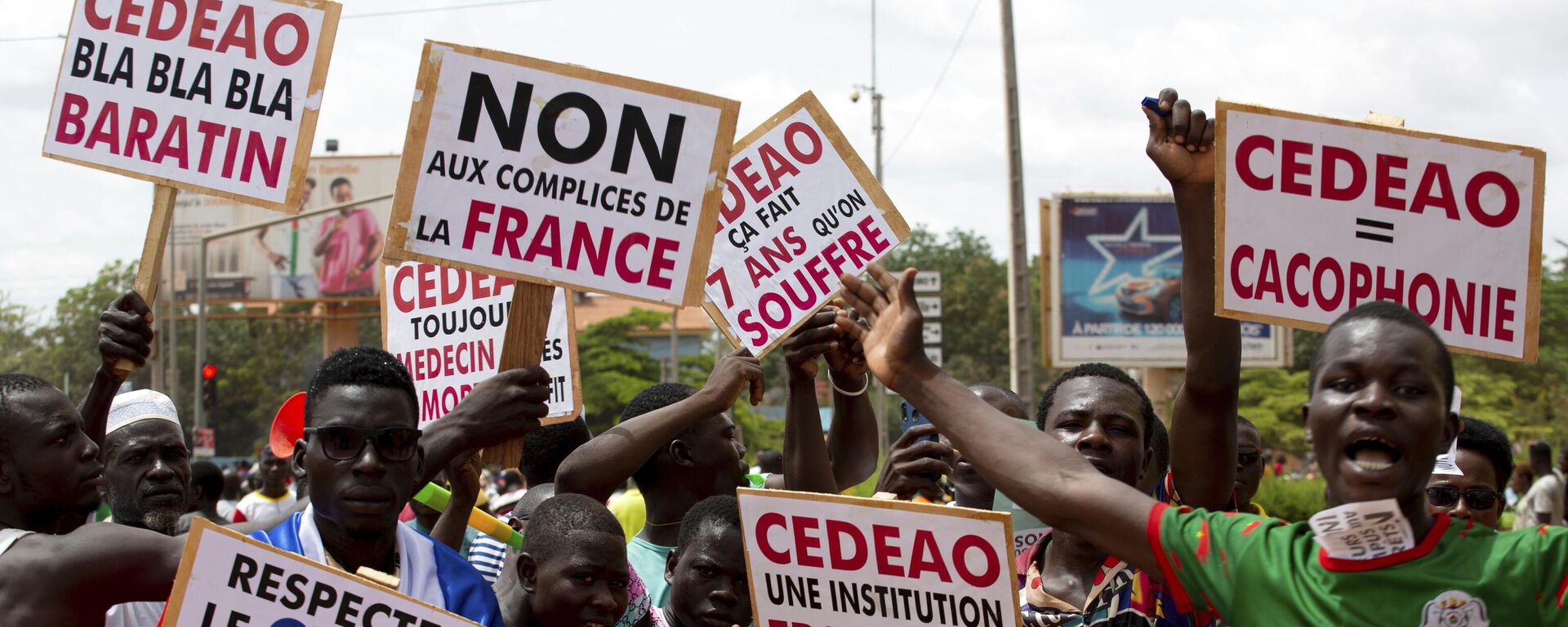 Supporters of Capt. Ibrahim Traore protest against France and the West African regional bloc known as ECOWAS in the streets of Ouagadougou, Burkina Faso, Tuesday, Oct. 4, 2022 - Sputnik International, 1920, 04.03.2023