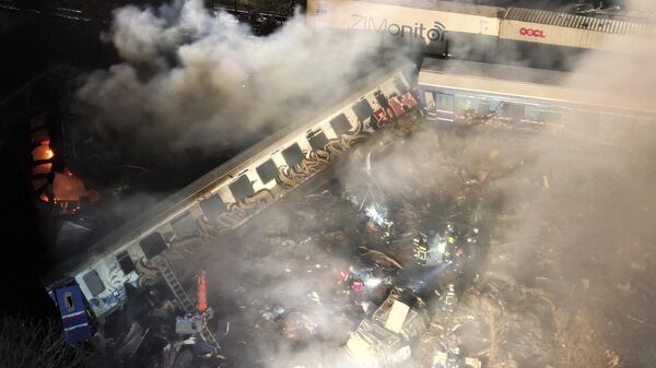 Пожарные и спасатели работают на месте столкновения поездов возле города Лариса, Греция, 1 марта 2023 года - Sputnik International