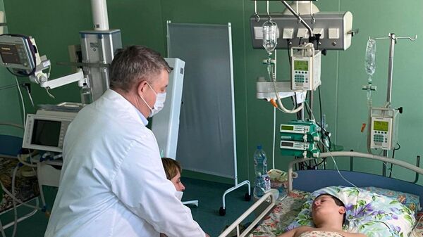 ryansk region Governor Alexander Bogomaz visits a boy who was wounded in the terrorist attacks near the Russia's village of Lyubechane - Sputnik International