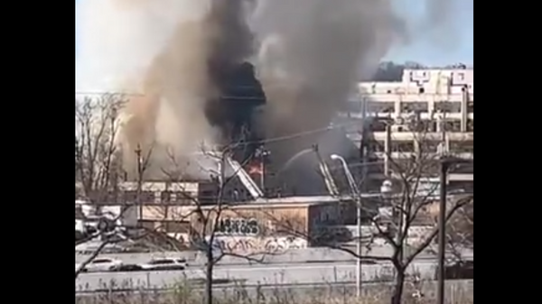 Multiple firefighters battling a massive 6 alarm fire at an abandoned commercial warehouse in Cincinnati, Ohio. - Sputnik International