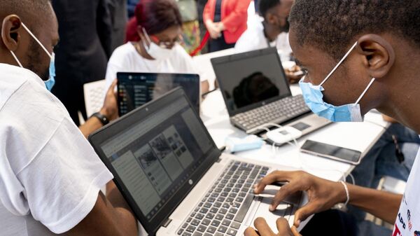 Students work on laptops as Secretary of State Antony Blinken visits an election transparency hackathon event at the Kinshasa Digital Academy in Kinshasa, Congo, Wednesday, Aug. 10, 2022. - Sputnik International