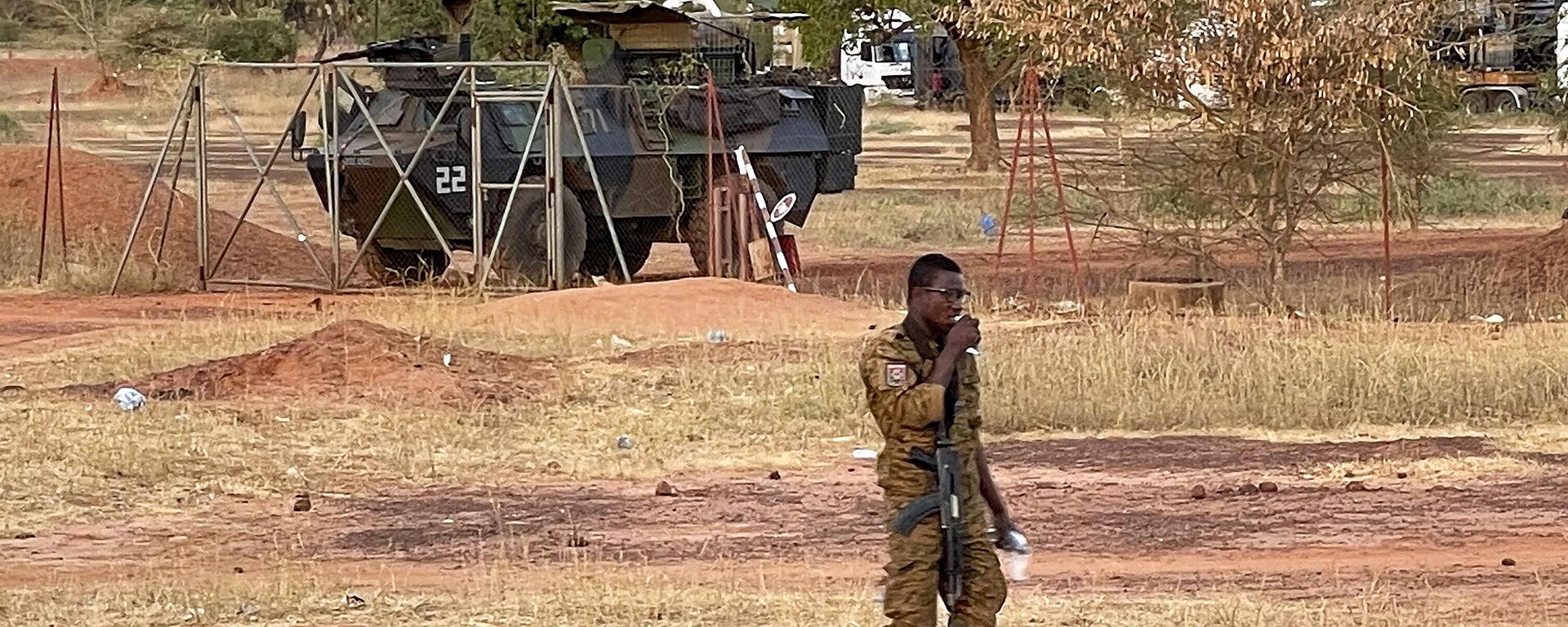 A Burkinabe soldier walks past a French armored personnel carrier as part of a French military convoy heading to Niger, stopped by protesters in Kaya, Burkina Faso, Saturday Nov. 20, 2021. - Sputnik International, 1920, 05.03.2023