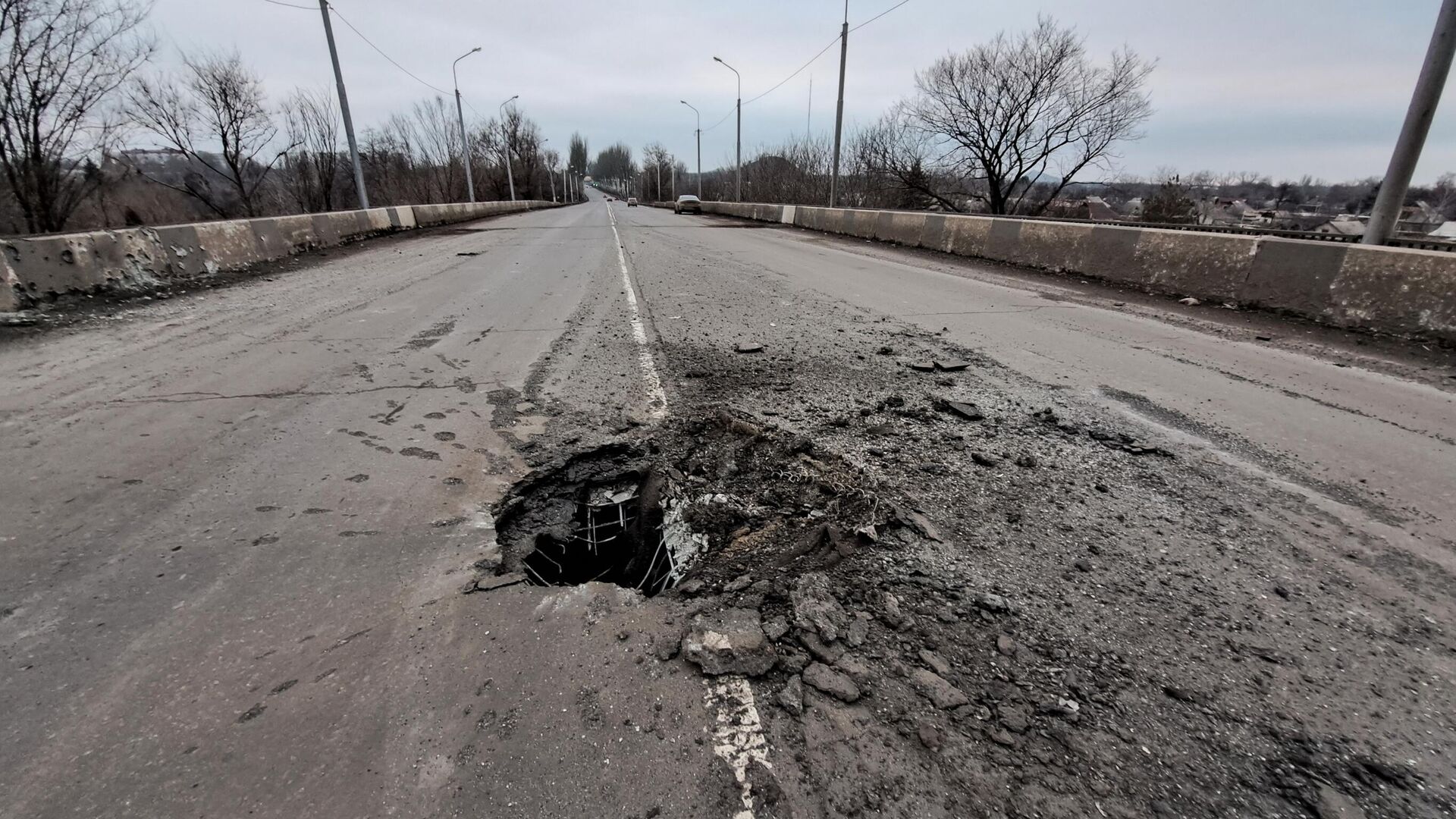 A hole is seen in the bridge's roadway after a recent shelling by Ukrainian Armed Forces in the course of Russia's military operation in Ukraine, in Donetsk - Sputnik International, 1920, 19.03.2023