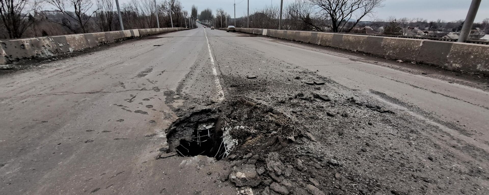 A hole is seen in the bridge's roadway after a recent shelling by Ukrainian Armed Forces in the course of Russia's military operation in Ukraine, in Donetsk - Sputnik International, 1920, 19.03.2023