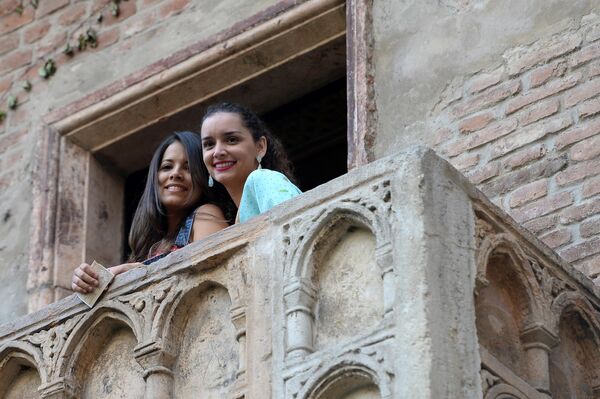 Girls on the balcony of &quot;Juliet&#x27;s House&quot; - the house of the Dal Capello family, which became the prototype of the Capulet clan from famous Shakespeare tragedy - in Verona, Italy. - Sputnik International