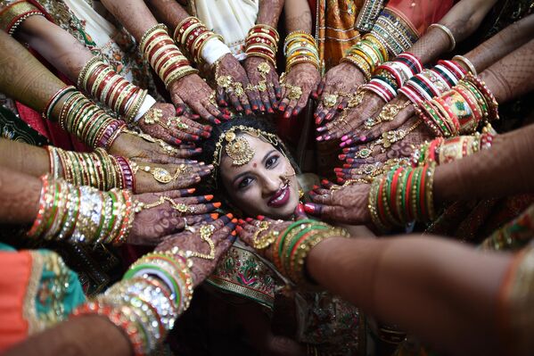  Indian bride posing as others show off their decorated hands at a mass wedding in Surat, some 270 km from Ahmedabad. - Sputnik International