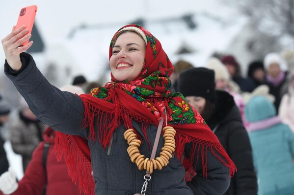 Girl at a Maslenitsa (Mardi Gras) celebration in Suzdal, Russia. - Sputnik International