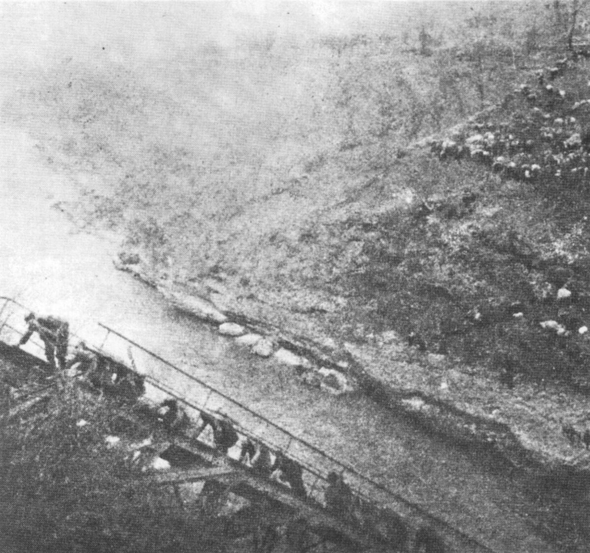 Yugoslav Partisans crossing the Neretva River over the construction of the broken bridge at Jablanica, March 1943. - Sputnik International, 1920, 06.03.2023