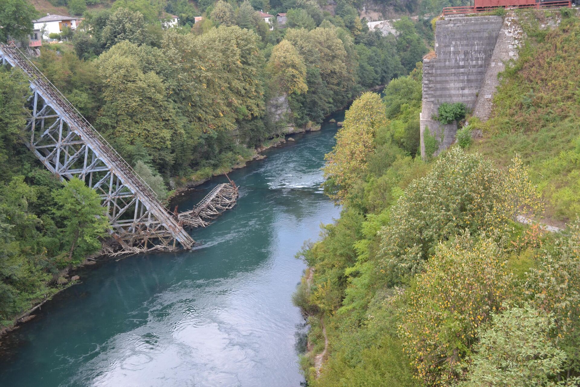 The wreck of the rail bridge over the Neretva River at Jablanica, Bosnia and Herzegovina. The bridge was rebuilt by the Nazis in August 1943, after Yugoslav Partisans under Tito destroyed it the previous March. It was then blown up again in 1968 during a film about the Partisan attack. - Sputnik International, 1920, 06.03.2023