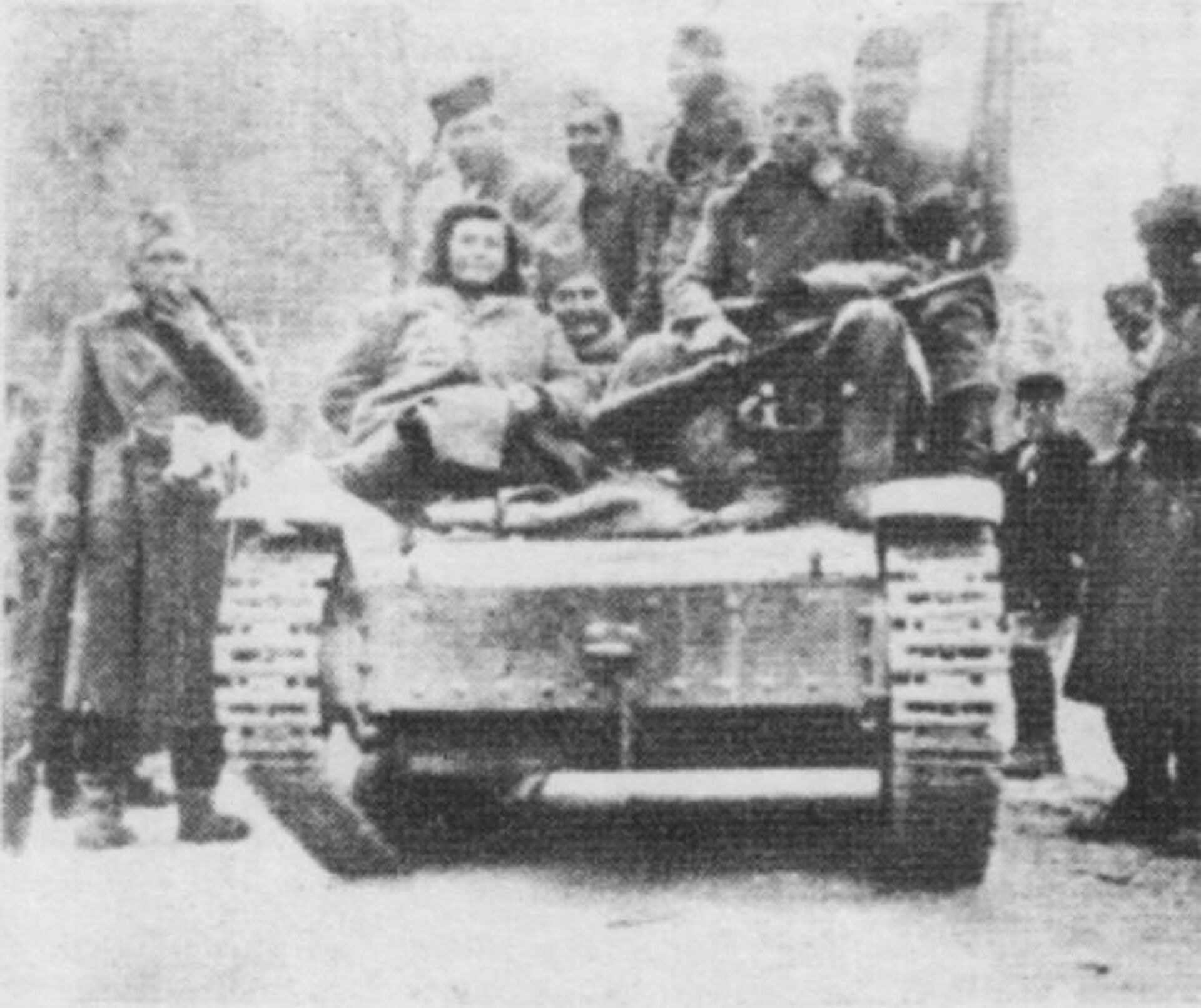 Yugoslav Partisans with a captured Italian tank in the Neretva valley, February 1943 - Sputnik International, 1920, 06.03.2023