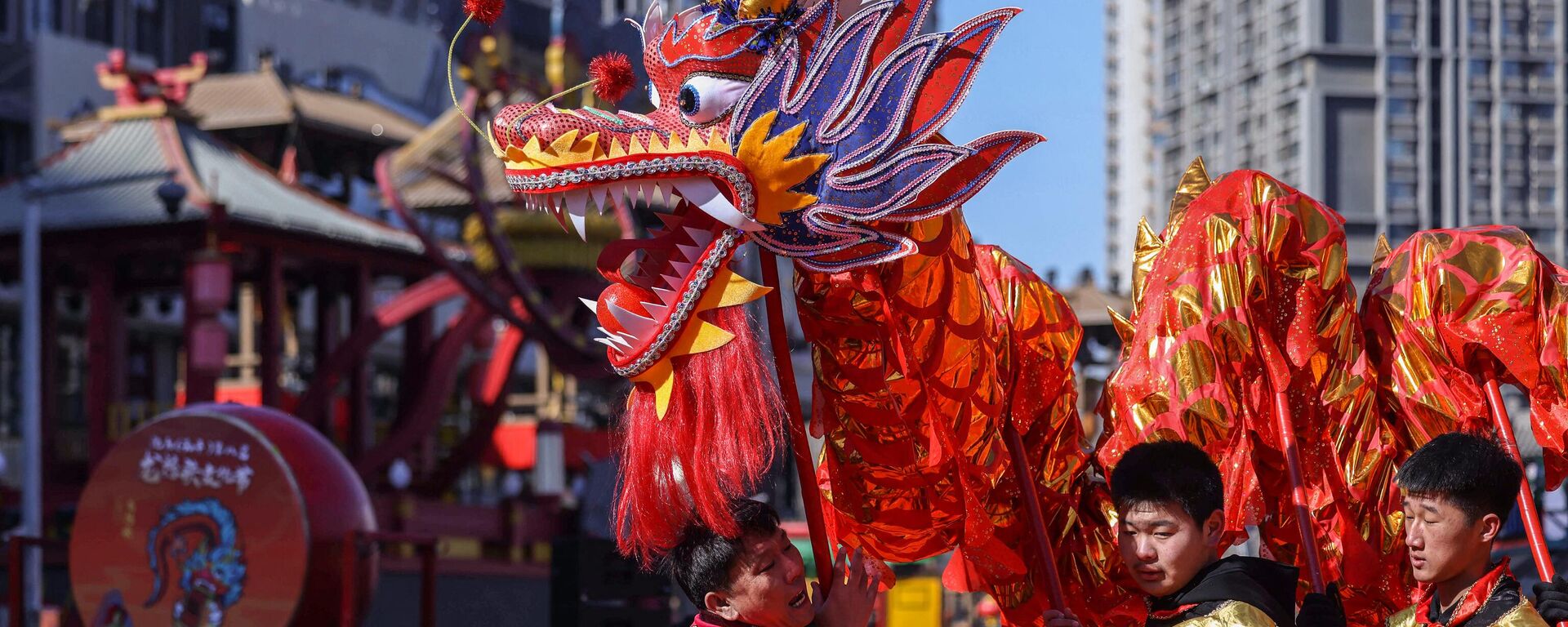 People perform a dragon dance to celebrate the Longtaitou Festival, which means Dragon raising its head and falls on the second day of the second month of the Chinese calendar, in Shenyang in China's northeastern Liaoning province on February 21, 2023. (Photo by AFP) / China OUT - Sputnik International, 1920, 07.03.2023