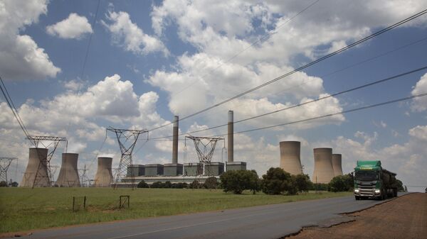 A coal truck, right, passes the coal-powered Duvha power station, near Emalahleni (formerly Witbank) east of Johannesburg, Thursday, Nov. 17, 2022 - Sputnik International
