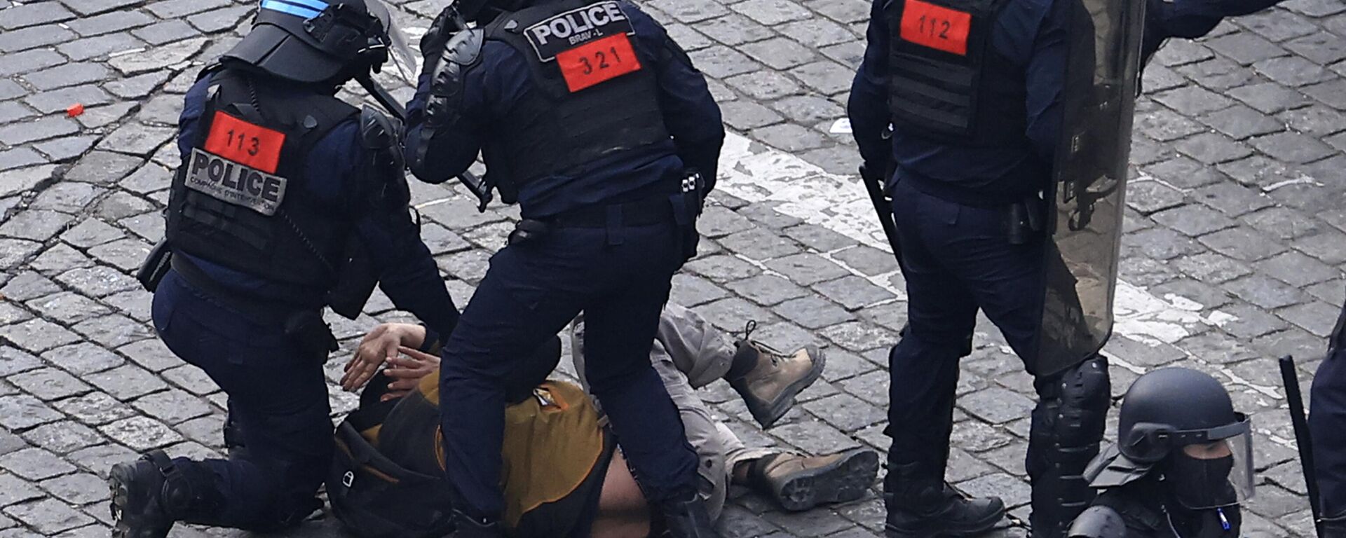 A protester is detained by riot police officers during a demonstration, Tuesday, March 7, 2023 in Paris. - Sputnik International, 1920, 08.03.2023