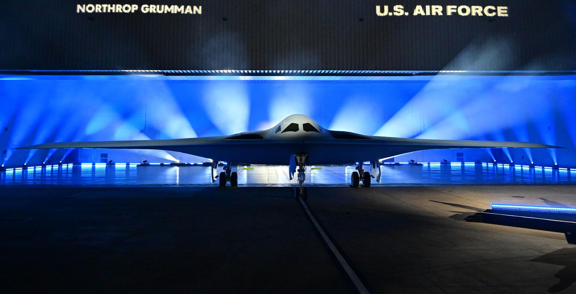 The B-21 Raider is unveiled during a ceremony at Northrop Grumman's Air Force Plant 42 in Palmdale, California, December 2, 2022 - Sputnik International, 1920, 08.03.2023