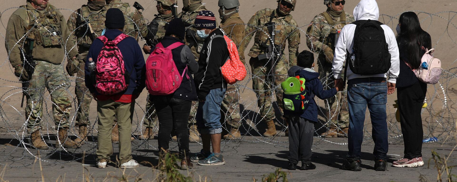 Migrants seeking asylum in the United States ask to let them turn themselves in with Border Patrol agents in the El Paso, Texas, US. border with Ciudad Juarez, Chihuahua state, Mexico, on December 20, 2022 - Sputnik International, 1920, 08.03.2023