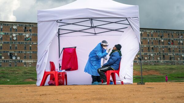 A resident from the Alexandra township gets tested for COVID-19 in Johannesburg, South Africa, April 29, 2020 - Sputnik International