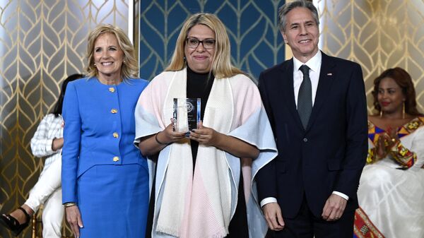 US First Lady Jill Biden (L) and US Secretary of State Antony Blinken (R) pose with Alba Rueda (C), from Argentina during the 17th annual International Women of Courage (IWOC) Award ceremony. - Sputnik International