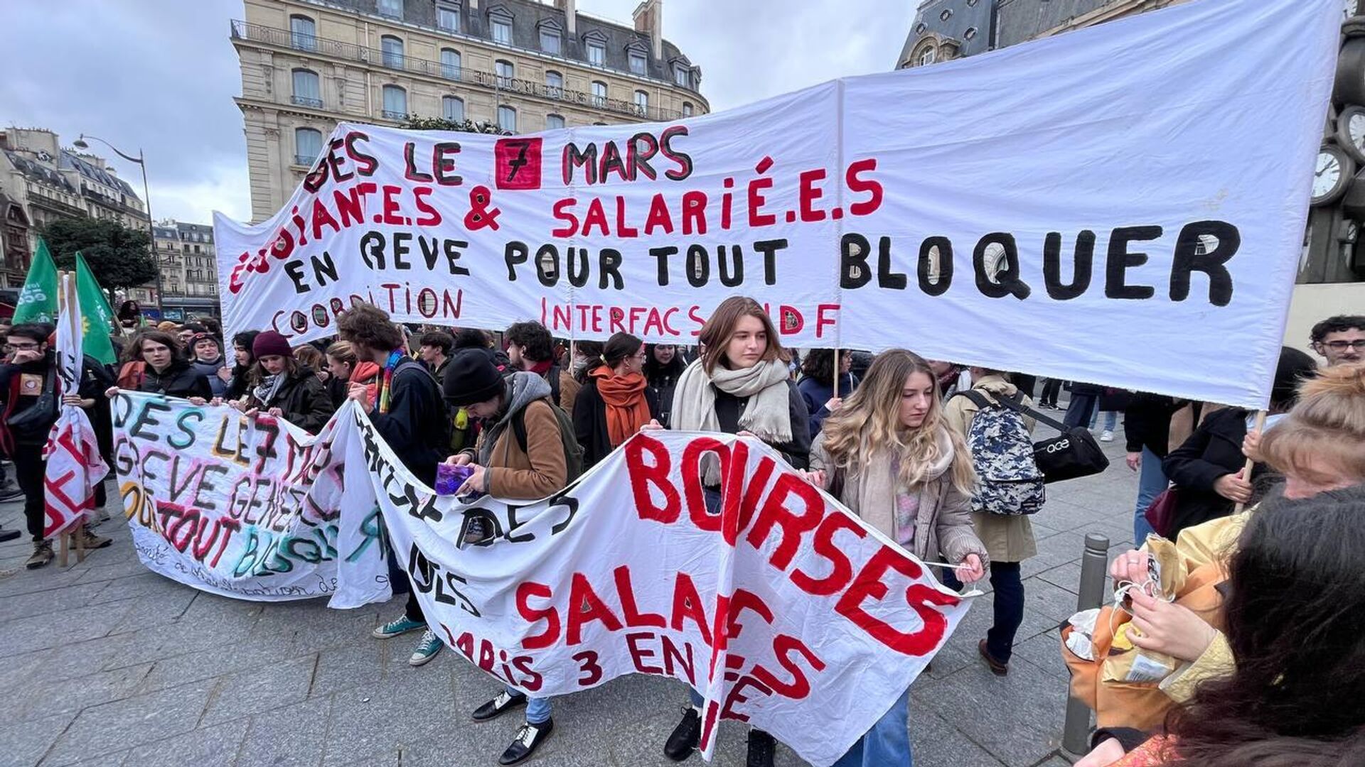 Student associations and high school pupils take to the streets of Paris to protest against the Emmanuel Macron government's pension reform. - Sputnik International, 1920, 15.04.2023
