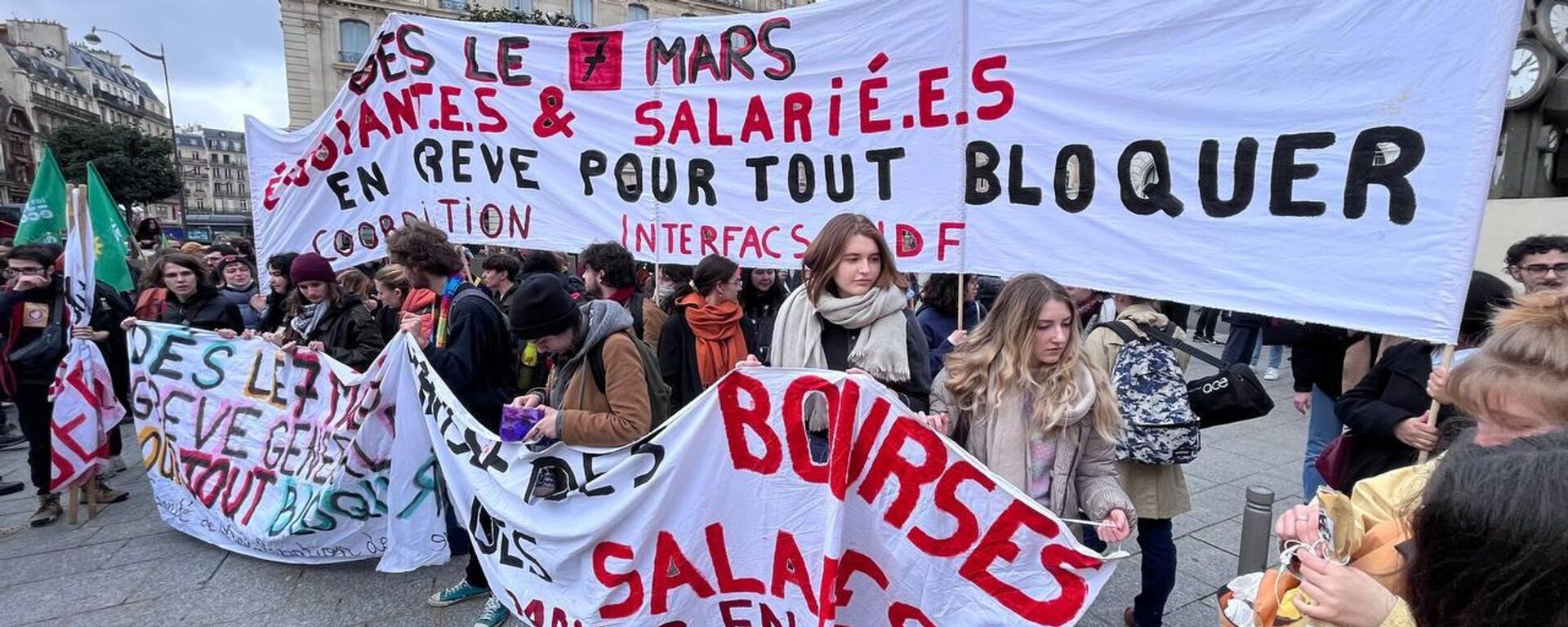 Student associations and high school pupils take to the streets of Paris to protest against the Emmanuel Macron government's pension reform. - Sputnik International, 1920, 11.03.2023