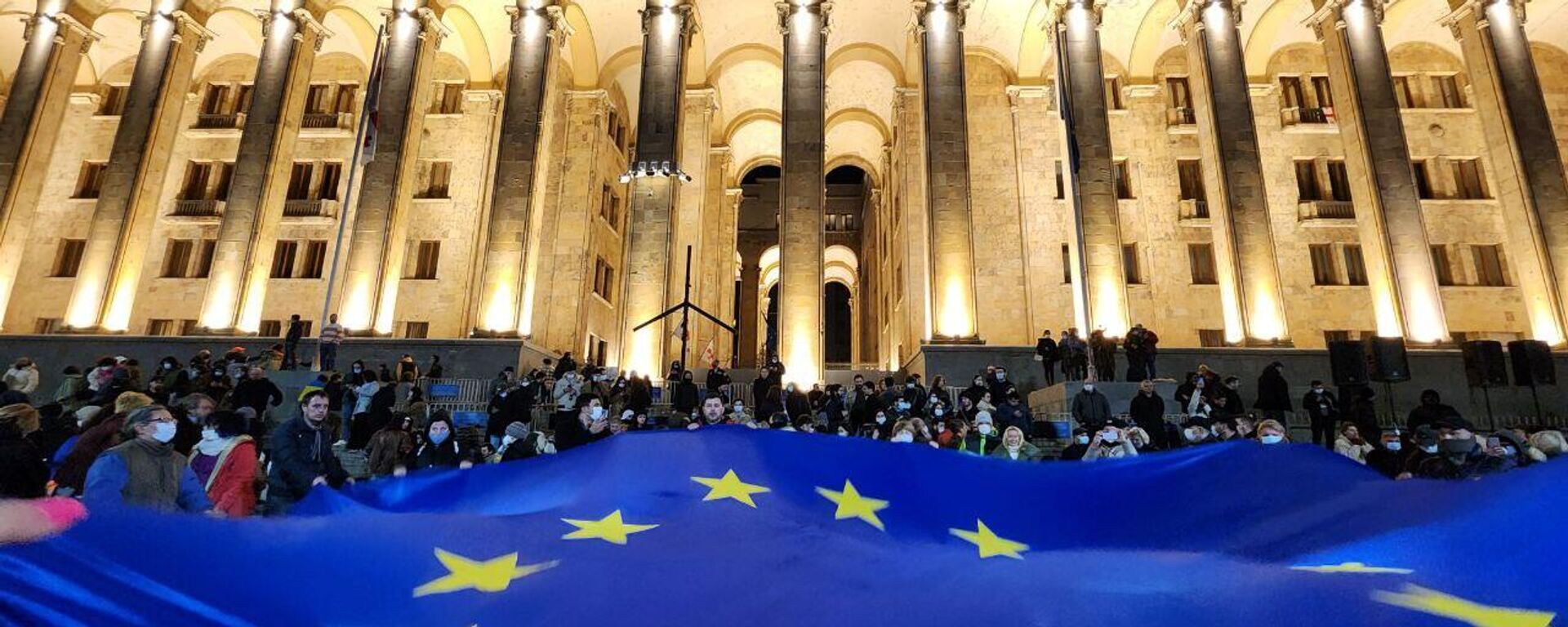 Protesters unfurl European Union flag before the parliament building in downtown Tbilisi. March 7, 2023. - Sputnik International, 1920, 09.03.2023