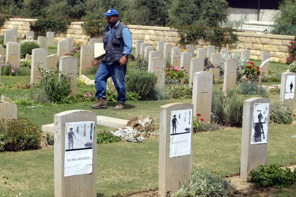 The crimes in Iraq sparked outrage in the Muslim world. In this picture, tomb stones in the northern Gaza City cemetery are seen, with pictures of Iraqi prisoners undergoing abuse by US troops glued to them. - Sputnik International
